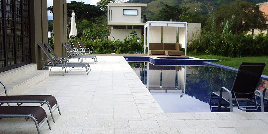 Piedra Mediterranea pisos piscinas